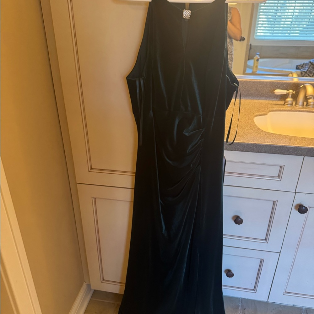 New Betsy Adams Elegant Black Dark Green Evening Gown - Sleeveless Maxi Dress